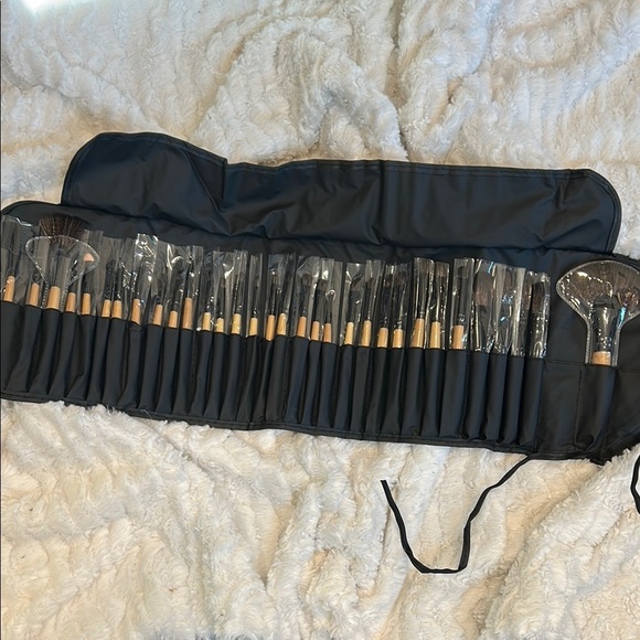 32 make-up brushes & Black Makeup Brush Set with Case - Picture 1 of 4